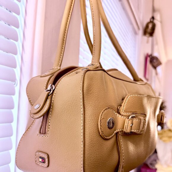 Tommy HIlfiger everyday basic bag - Tan with Red lining - well loved. - Picture 2 of 15